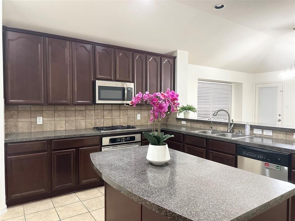 1096 Wetland Dr - Photo 4 of 16