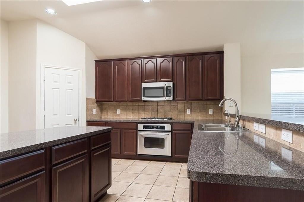 1096 Wetland Dr - Photo 5 of 16