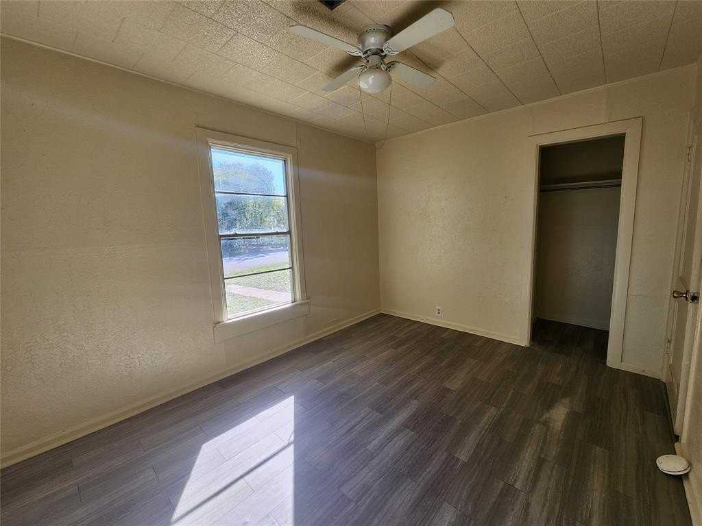 1516 Lindsey St - Photo 5 of 19