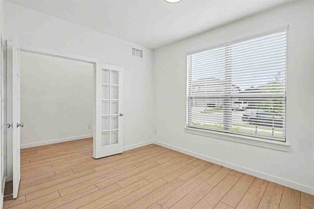 2653 Keokuk St - Photo 4 of 35