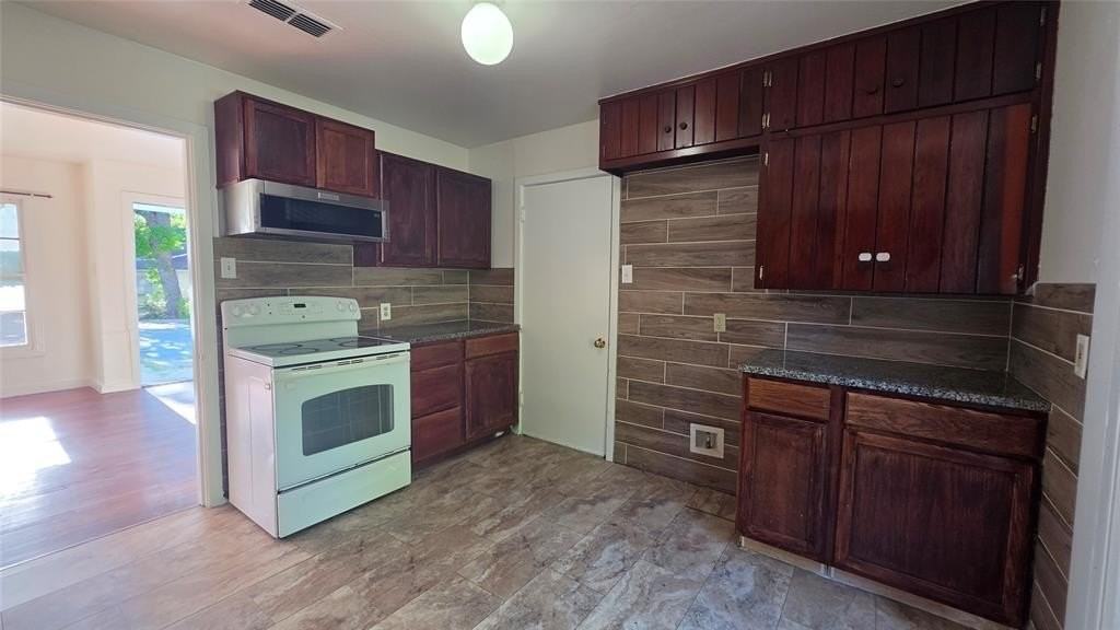 1111 Avenue A - Photo 5 of 32