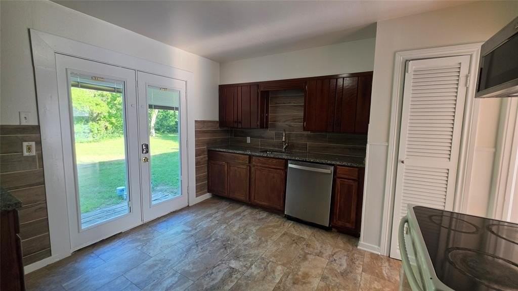 1111 Avenue A - Photo 6 of 32