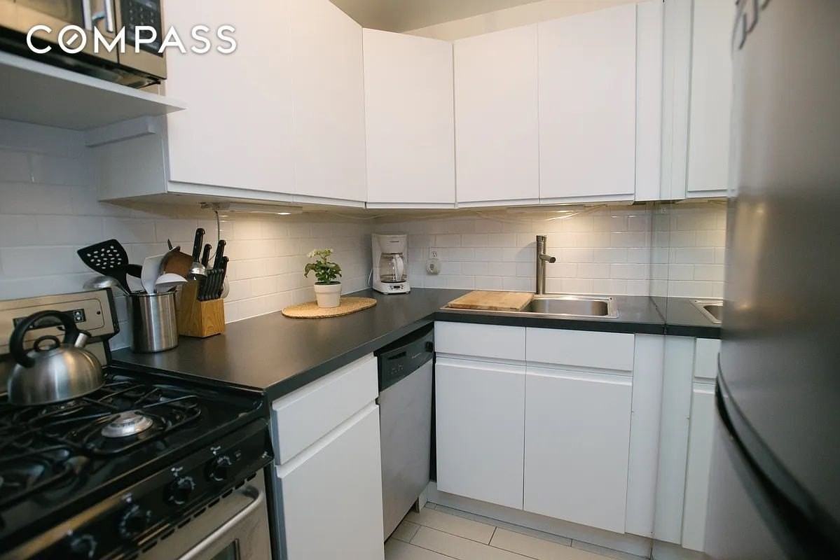 161 W 71st St #1A - Photo 4 of 7