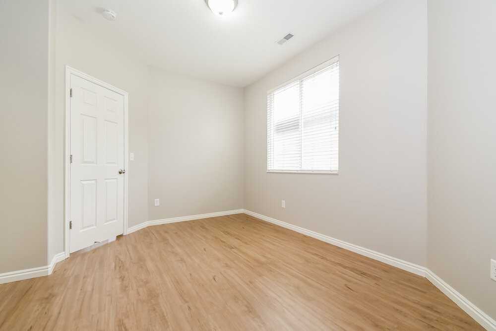 1040 York Dr - Photo 5 of 16