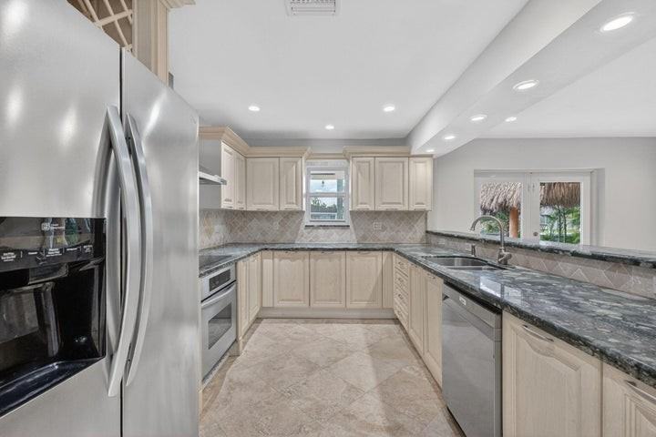 2213 Northeast 16th Street - Photo 4 of 10