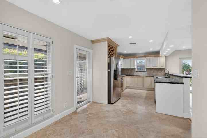 2213 Northeast 16th Street - Photo 6 of 10