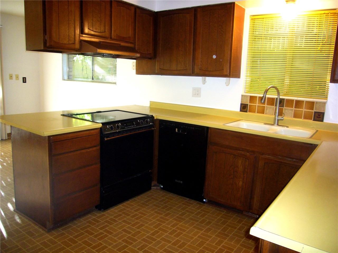 685 N De Soto St - Photo 4 of 24