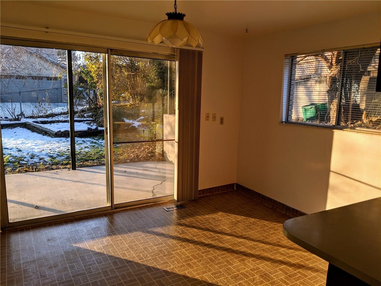 685 N De Soto St - Photo 5 of 24