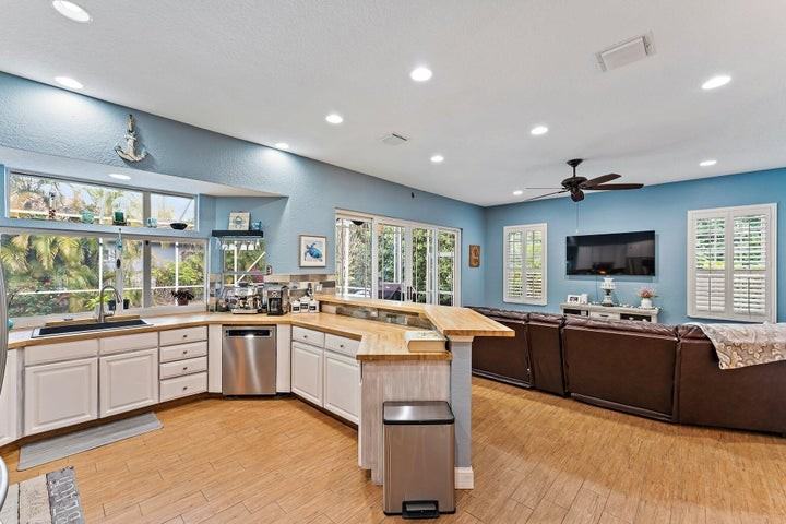 19115 Southeast Coral Reef Lane - Photo 5 of 9