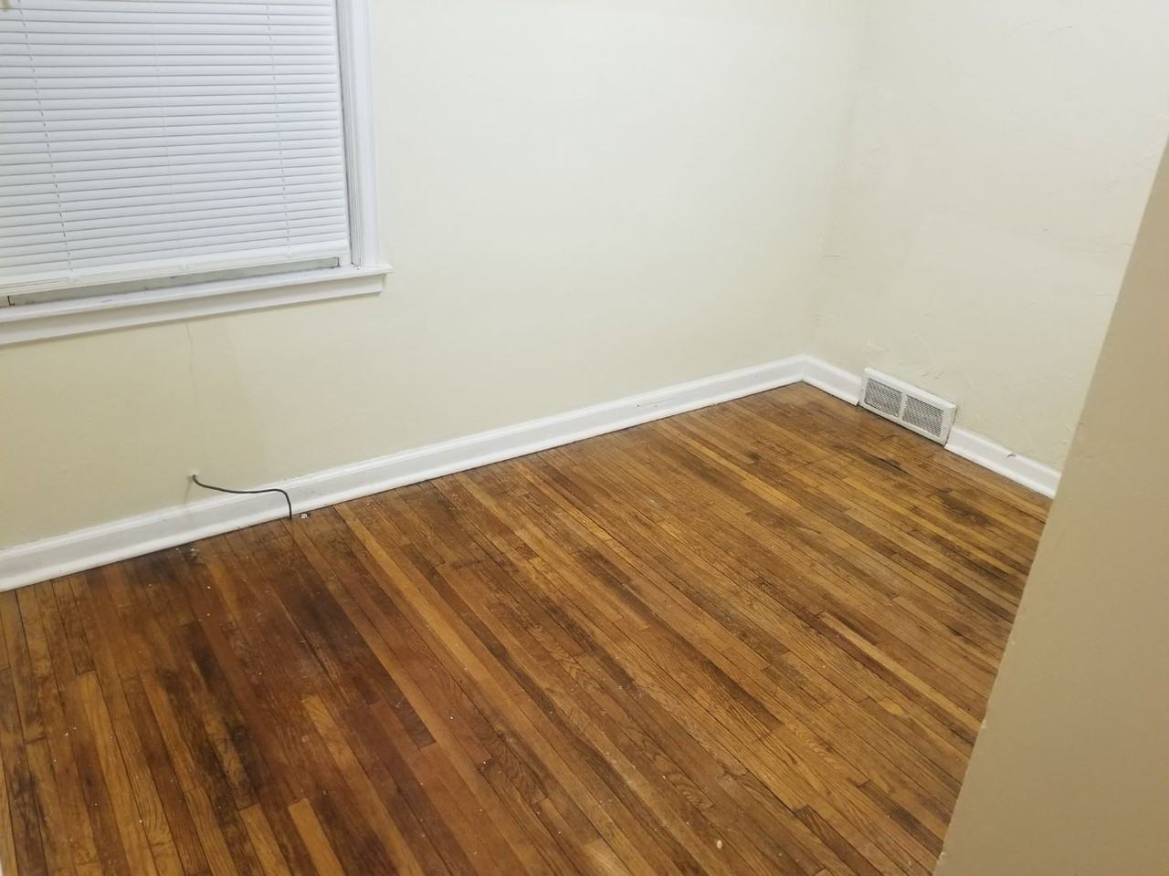 720 W 9th St - Photo 3 of 14