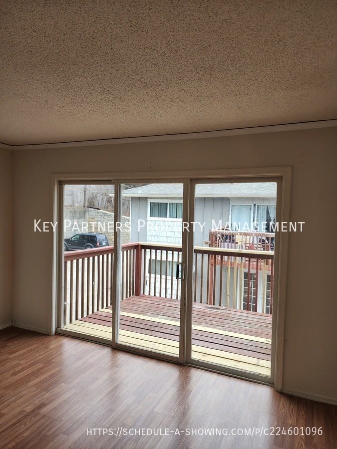 128 Warner Ave #4 - Photo 3 of 12