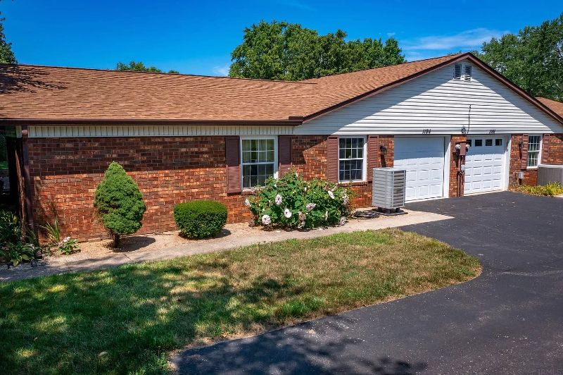 1196 E Commons Dr - Photo 3 of 36