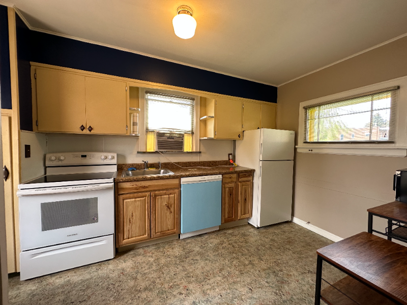 1016 1/2 W Park St - Photo 3 of 11