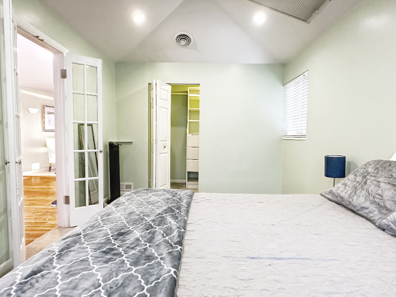 830 Newport St - Photo 5 of 16