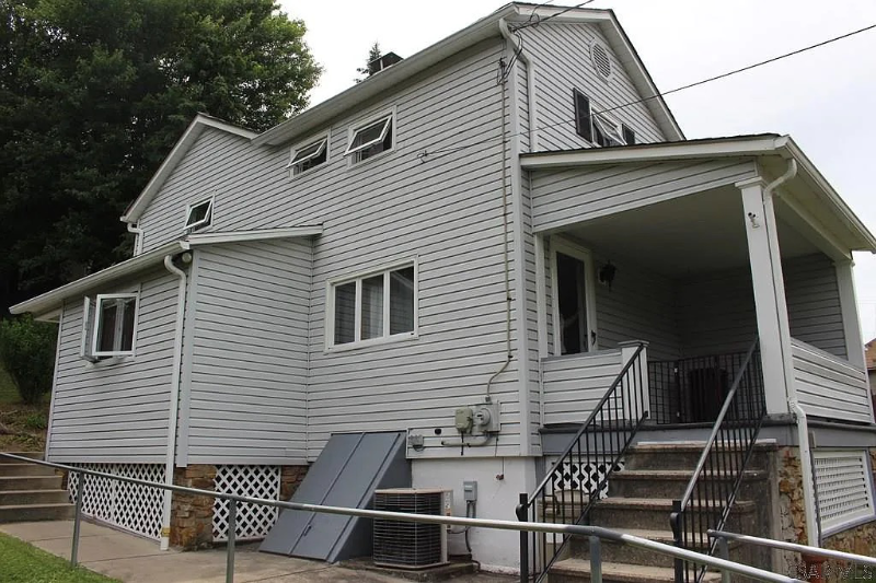207 Burkhard St - Photo 2 of 9