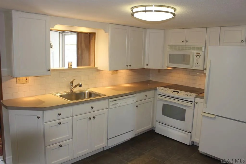 207 Burkhard St - Photo 3 of 9