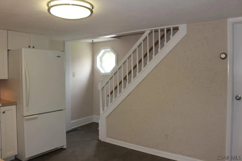 207 Burkhard St - Photo 4 of 9