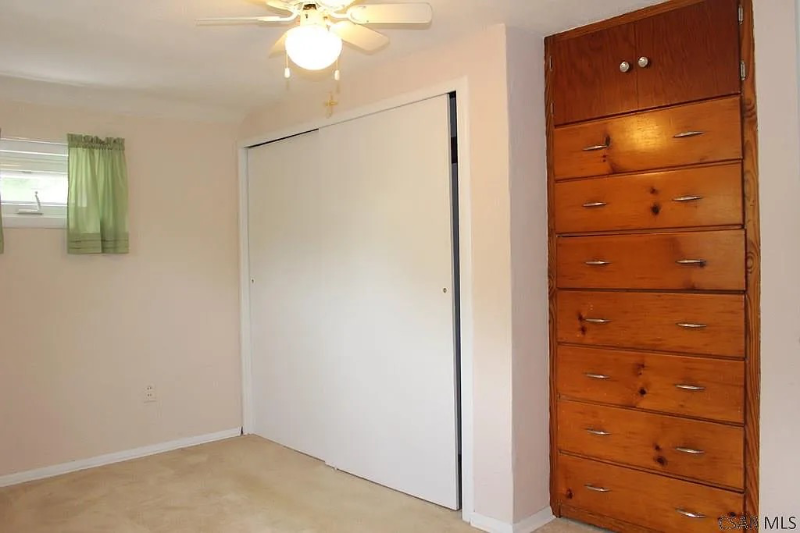 207 Burkhard St - Photo 5 of 9