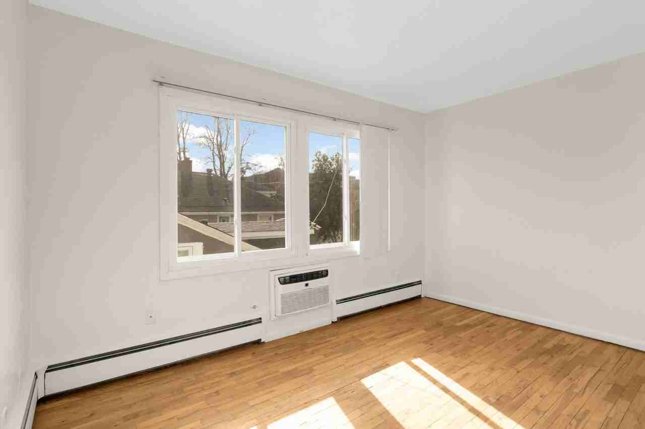 3308 Girard Ave S #101 - Photo 5 of 14