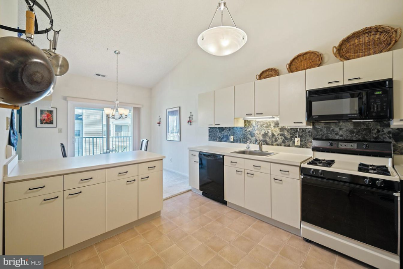 403 Talon Ct - Photo 2 of 3