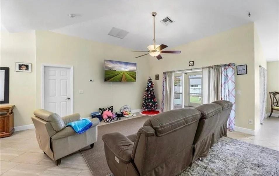 821 Nw Embers Ter - Photo 2 of 8