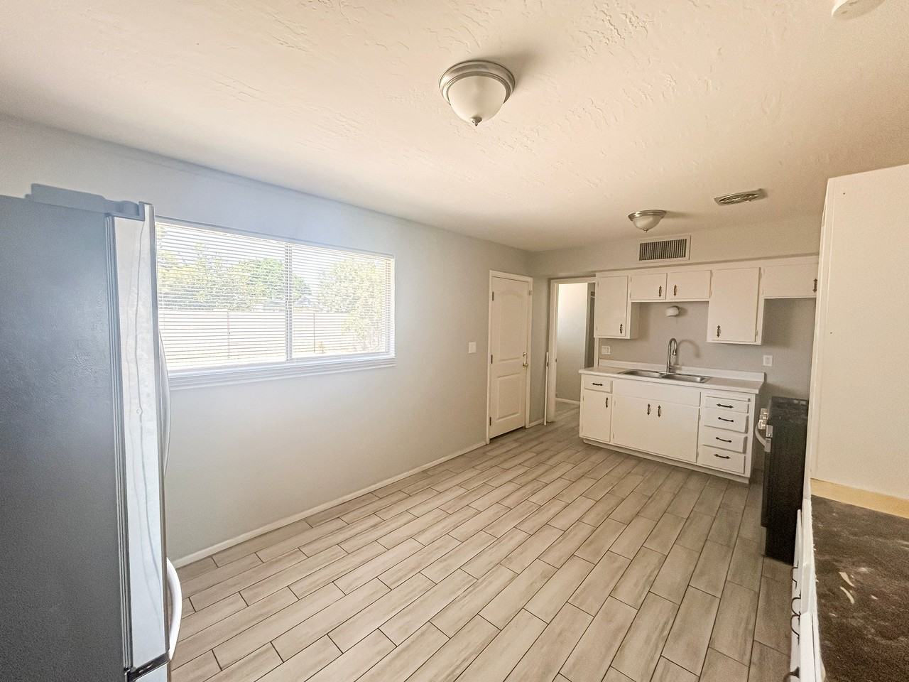 1452 W 6th Dr - Photo 4 of 16