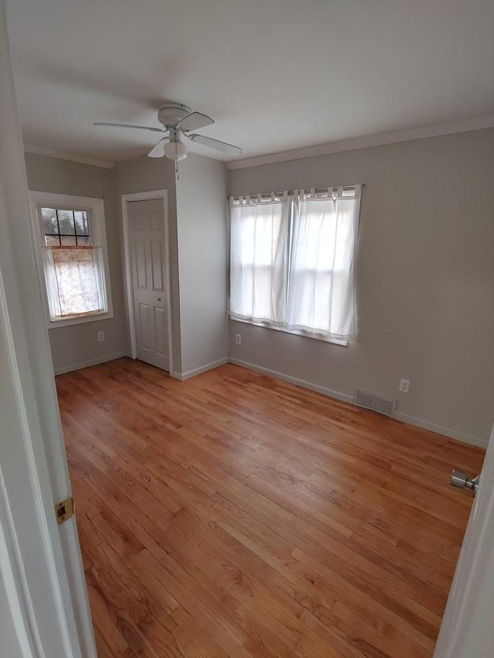 5647 Hoover St - Photo 4 of 10