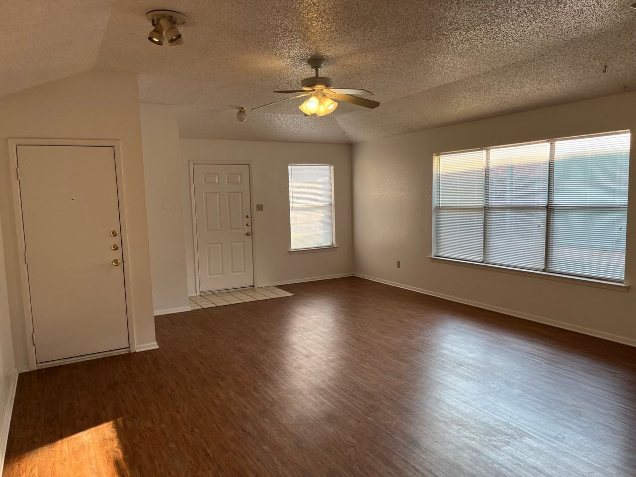 10258 Aurora Dr - Photo 3 of 17