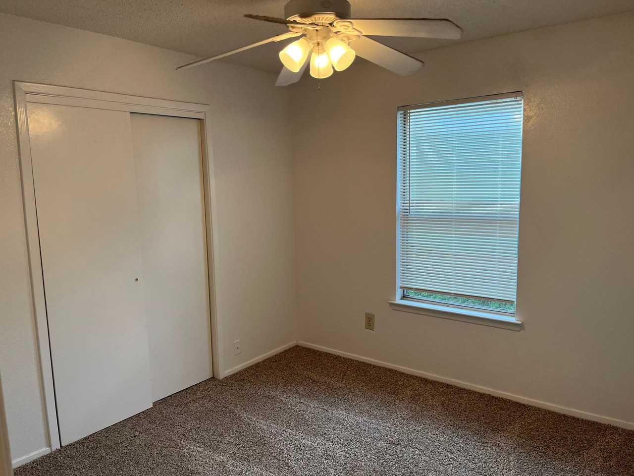 10258 Aurora Dr - Photo 5 of 17