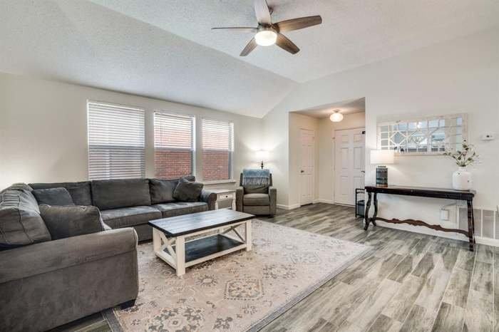 372 Bayberry Dr - Photo 3 of 20