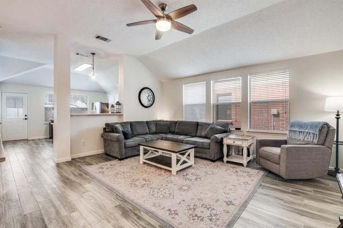 372 Bayberry Dr - Photo 5 of 20