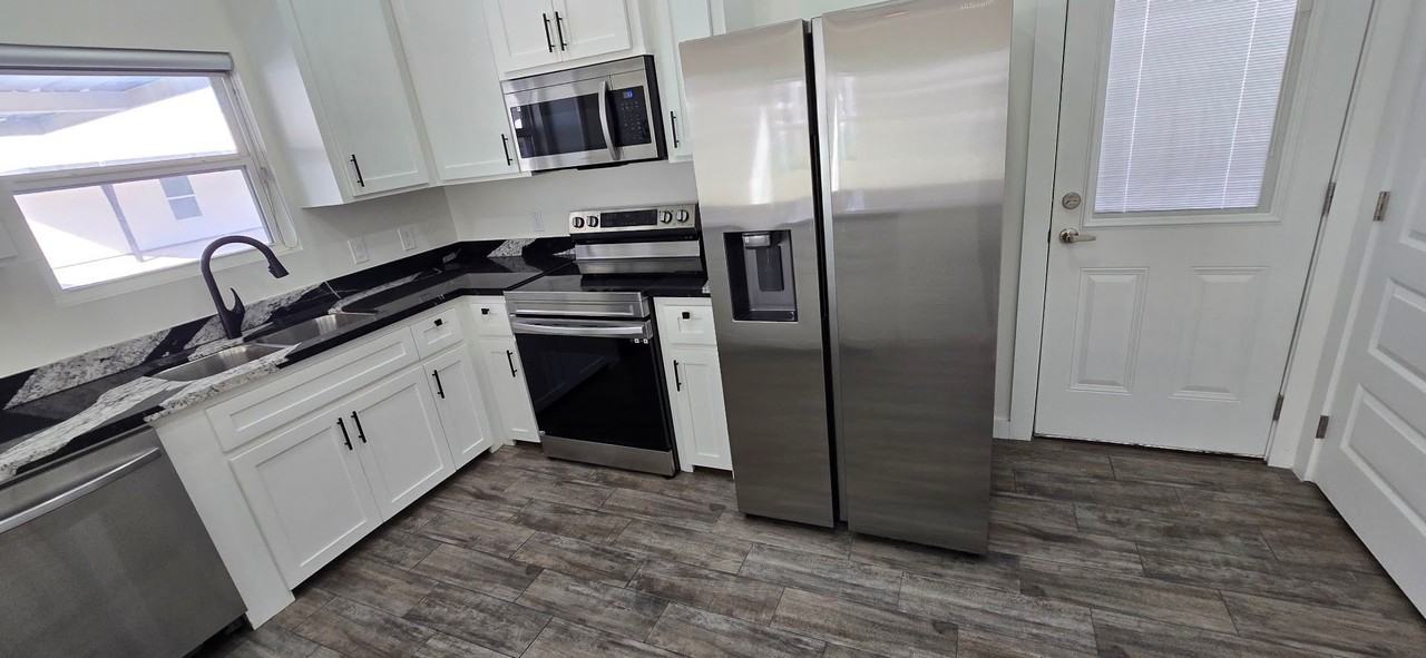 1417 E Hibiscus Ave #4 - Photo 3 of 18