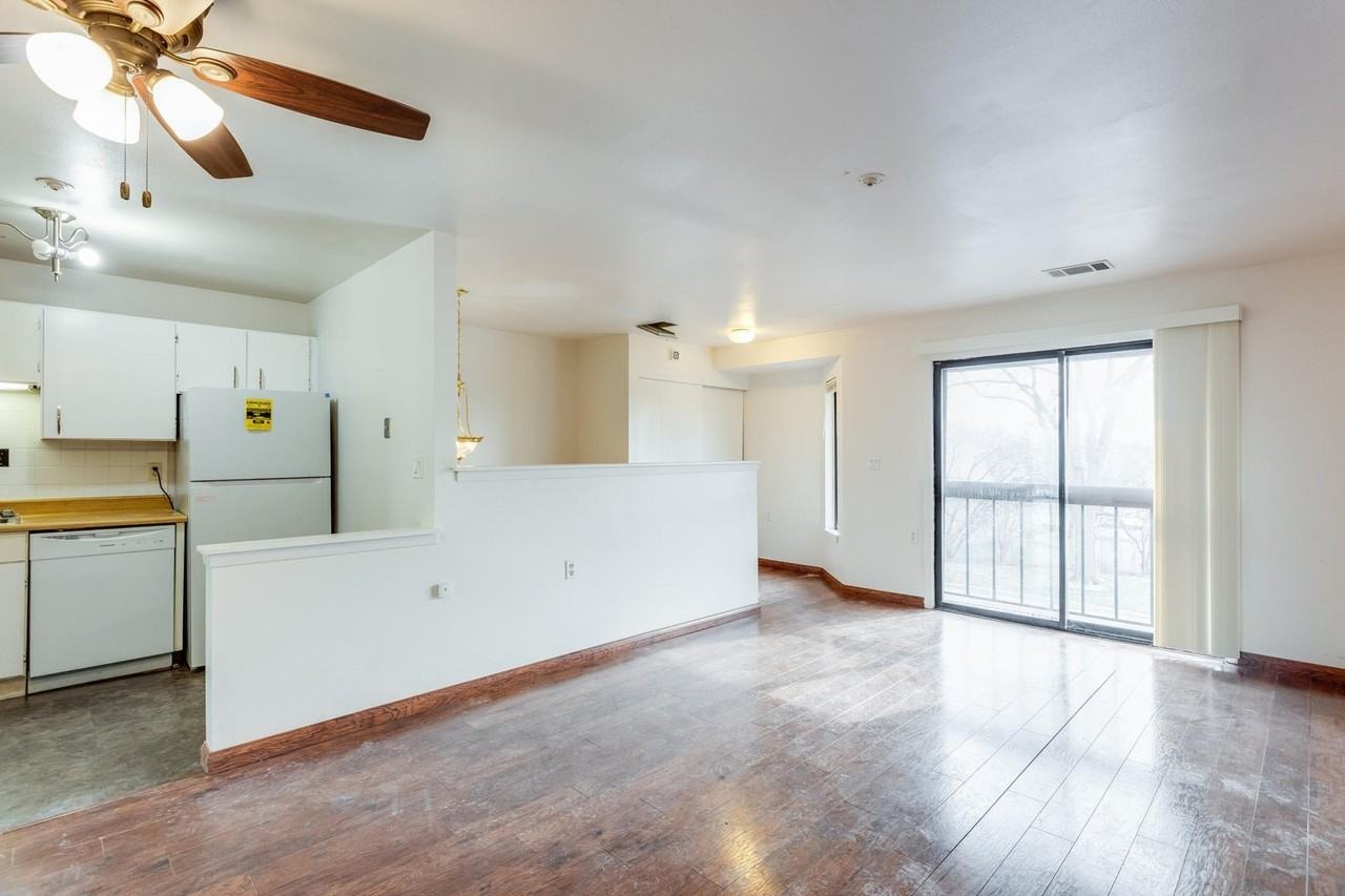 9082 N Park Plaza Ct - Photo 4 of 11