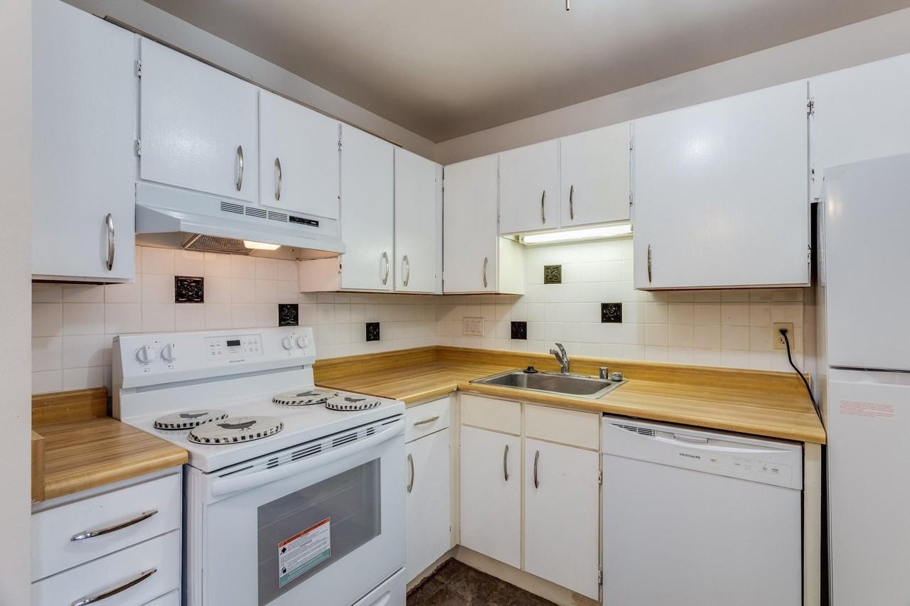 9082 N Park Plaza Ct - Photo 6 of 11