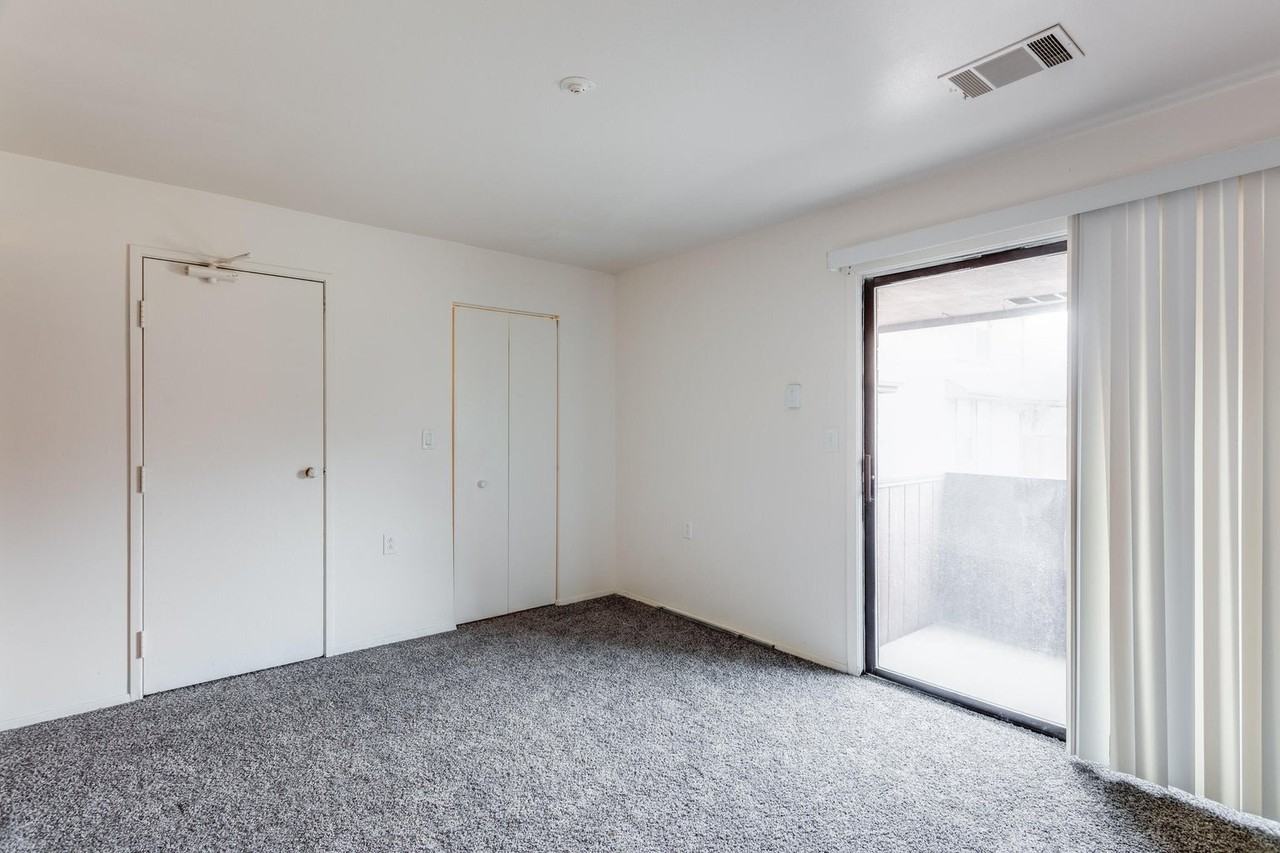 9082 N Park Plaza Ct - Photo 7 of 11
