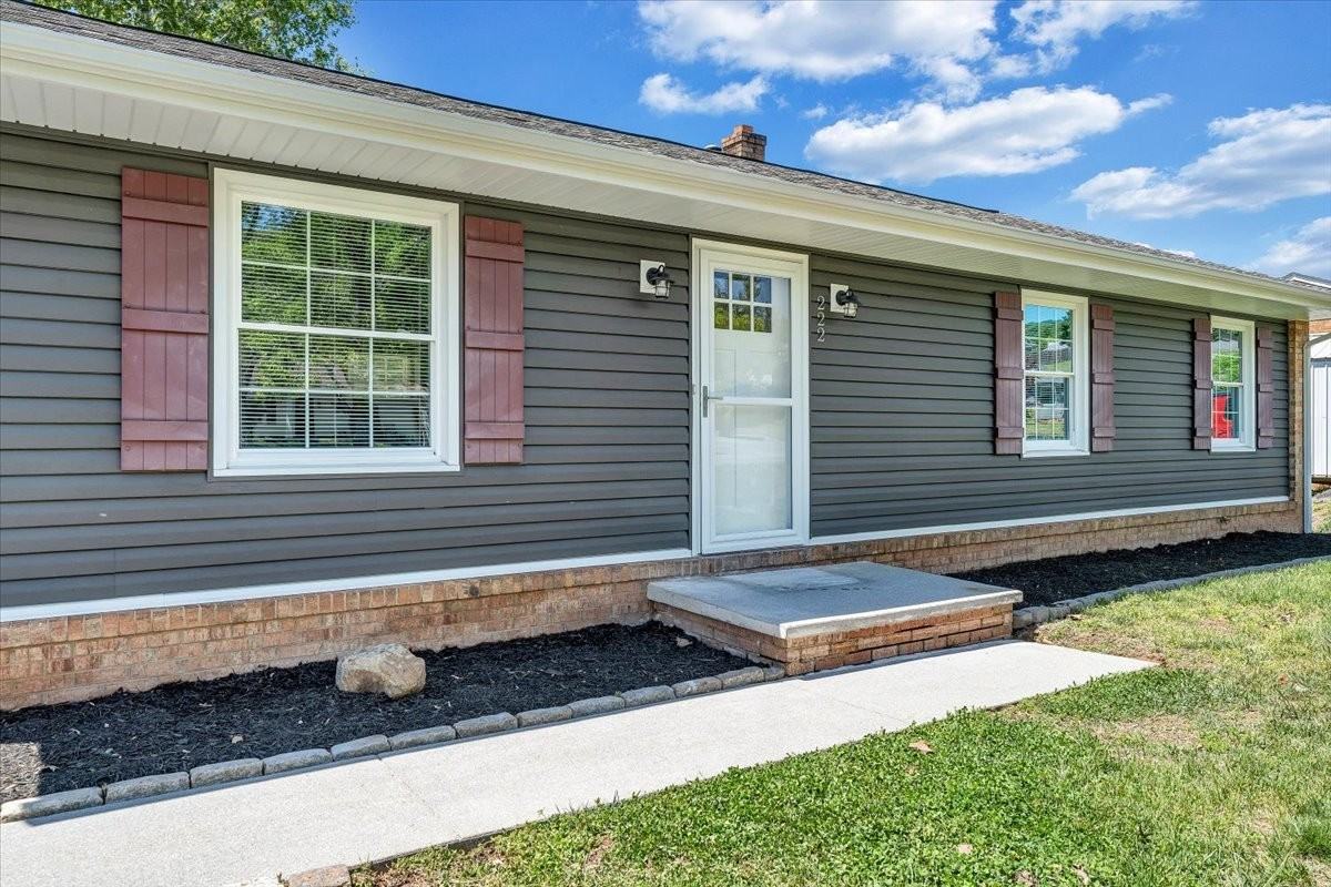 222 Spring Grove Dr - Photo 3 of 50