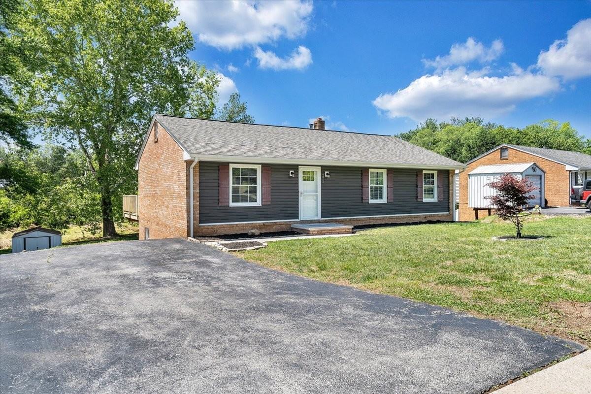 222 Spring Grove Dr - Photo 5 of 50