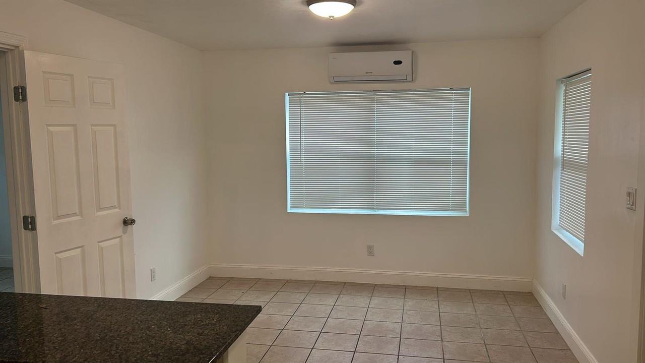 1140 Sw 30th St #AC - Photo 6 of 10
