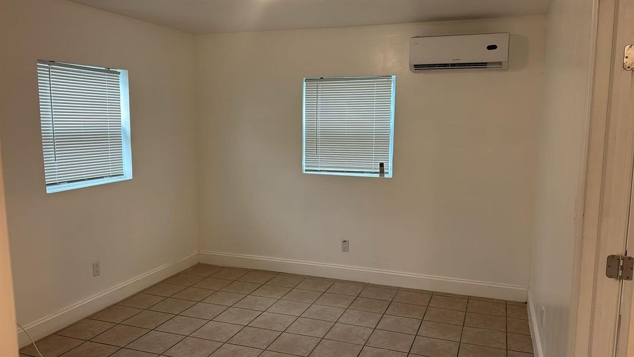 1140 Sw 30th St #AC - Photo 7 of 10