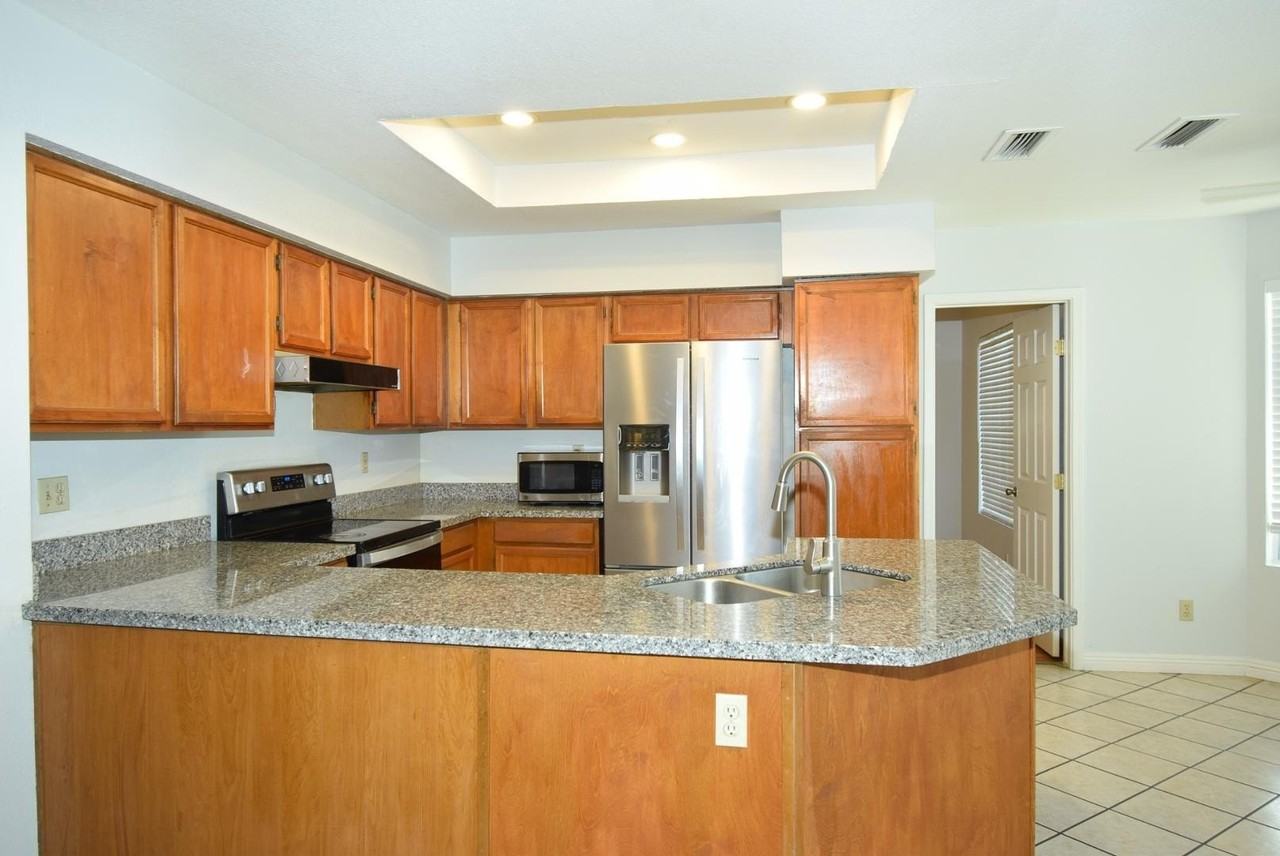 2250 W Rockwell Dr - Photo 2 of 20