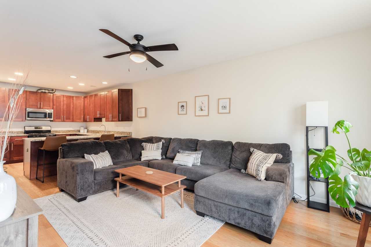 321 W Schiller St #1 - Photo 3 of 35