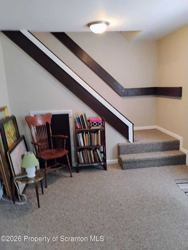 312 Nichols St - Photo 5 of 9