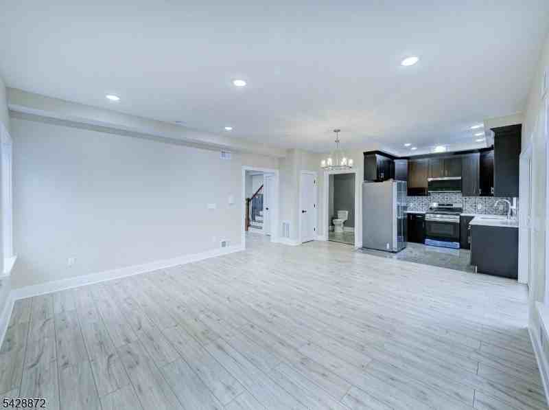 8 Travers Ave - Photo 4 of 18