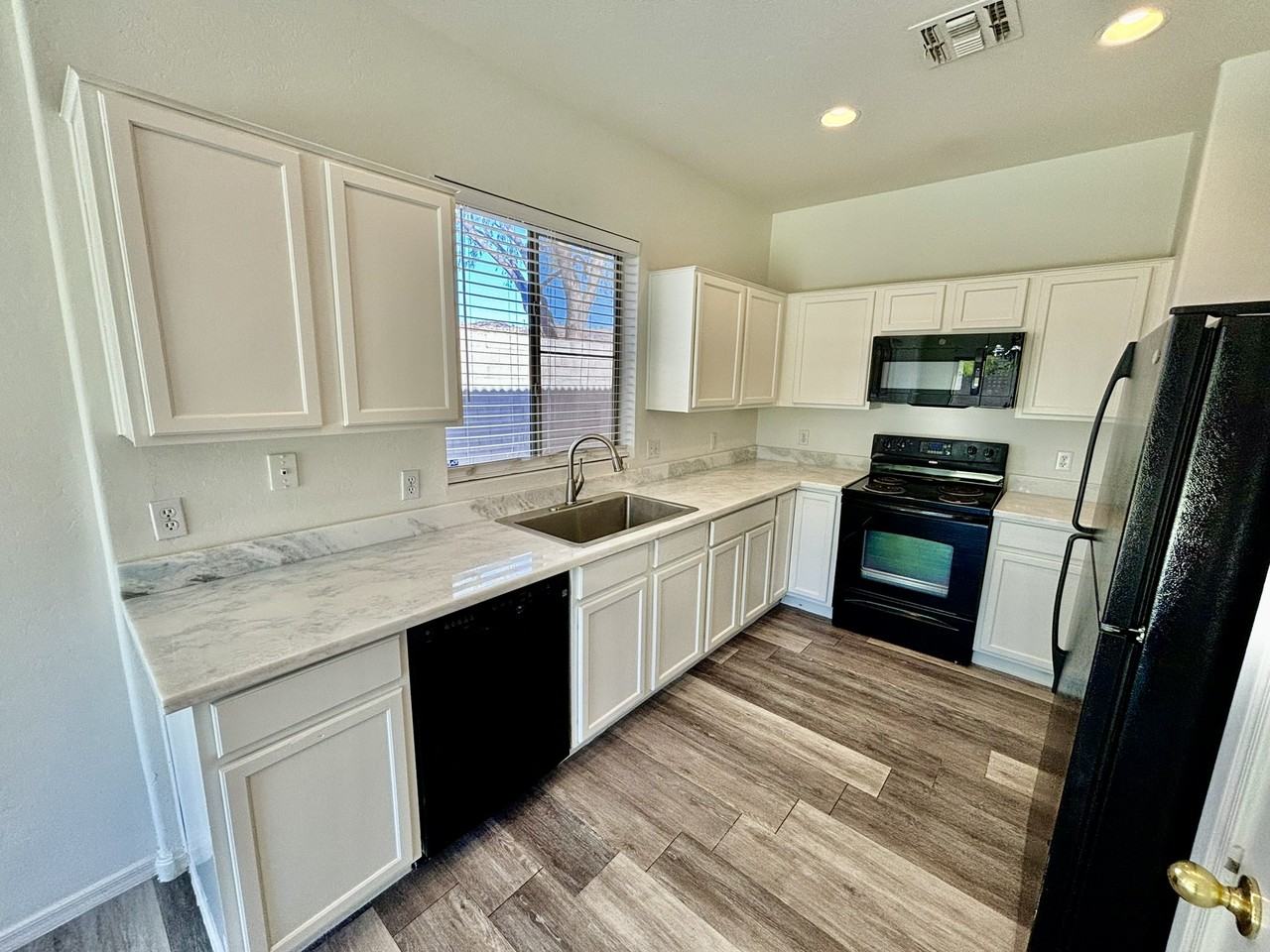 3018 W Sands Dr #1 - Photo 7 of 34