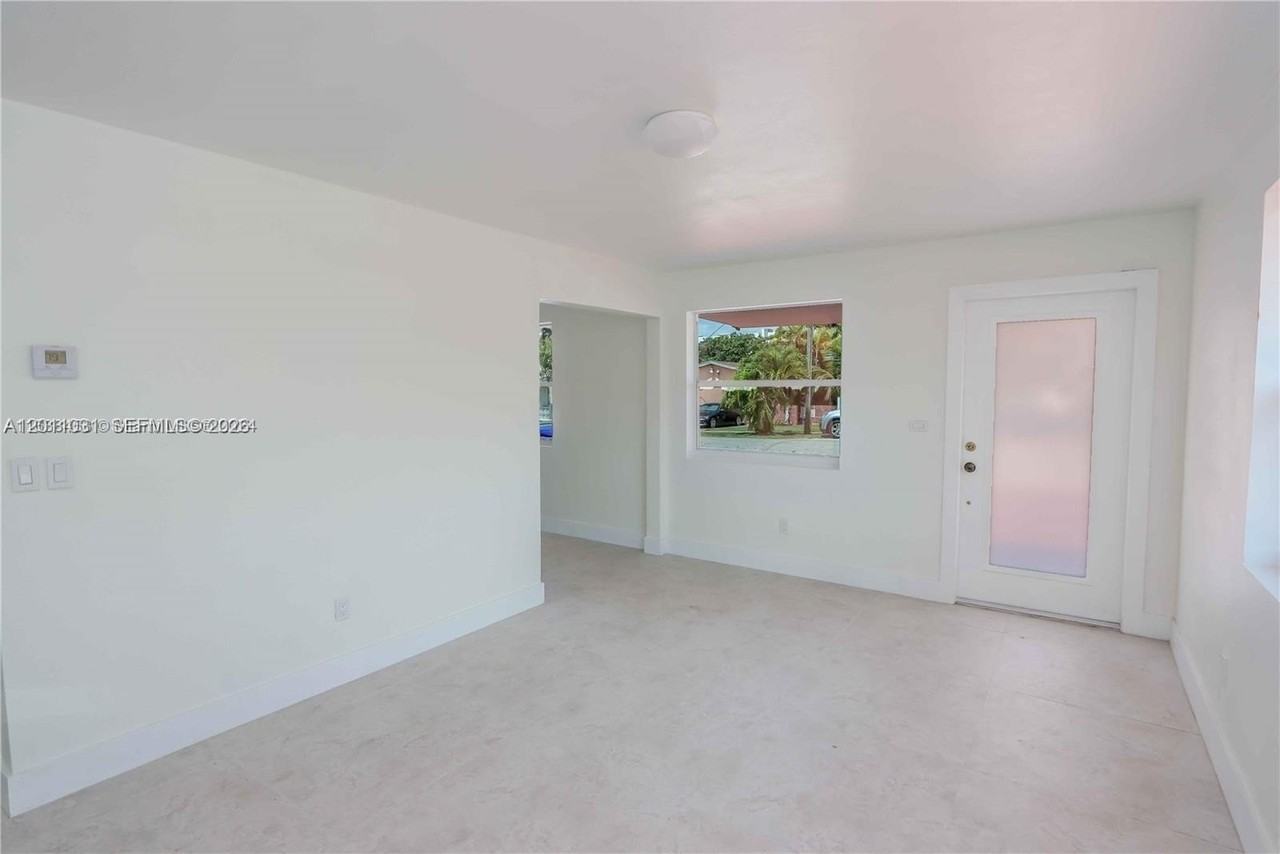 2943 Sw 36th Ave #A - Photo 2 of 13