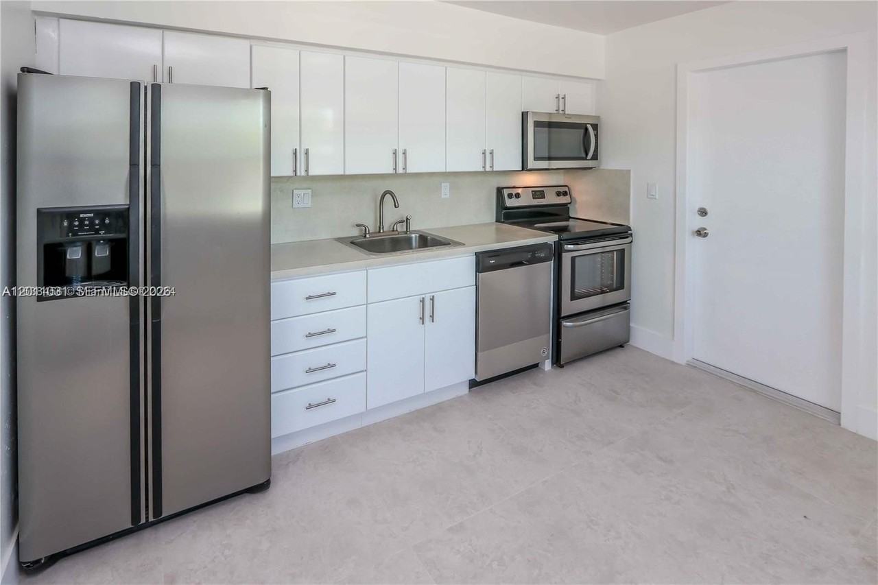 2943 Sw 36th Ave #A - Photo 4 of 13