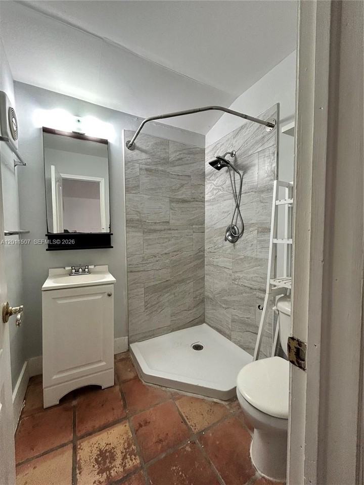 1630 Ne 4th Pl #A3 - Photo 6 of 11