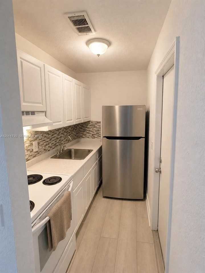 1032 Nw 6th Ave #2 - Photo 5 of 7