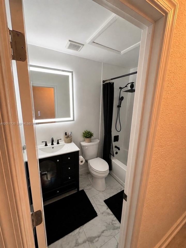 1032 Nw 6th Ave #2 - Photo 6 of 7