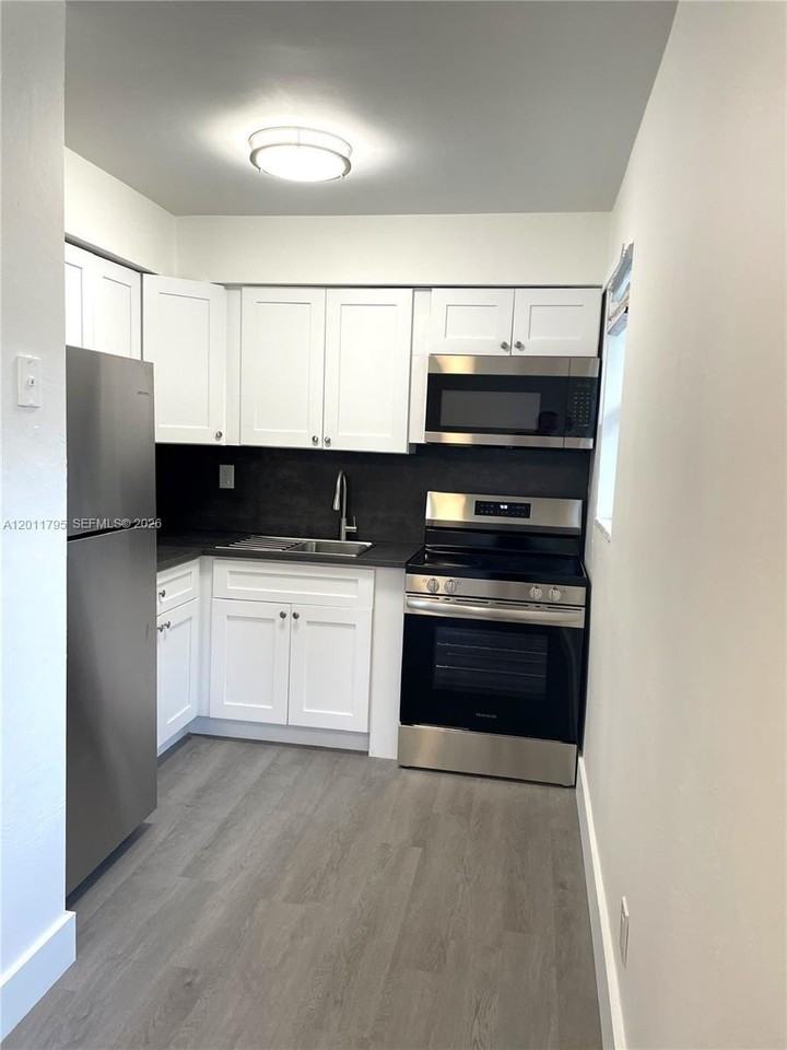 601 S 19th Ave #7 - Photo 7 of 14